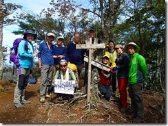 2-24春は朽ちた標識でしたが、夏木山山頂にて登頂写真