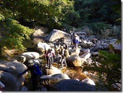 30下山は水量が減ったので渡渉してバスへ帰りました