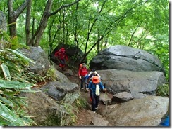 07延々と続く岩盤の登山道