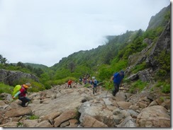 29岩盤状の登山道、山頂は近いぞ