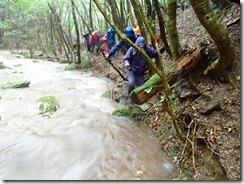 2-04登山道は水があふれています、それでも少しは濡れないようにヘリを進む