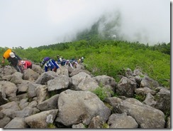 12岩の道が続く