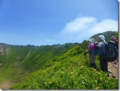 12山頂へは火口縁沿いに進みます