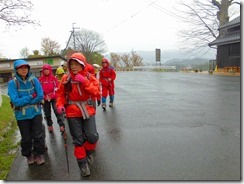 01　雨の中カッパを着て出発