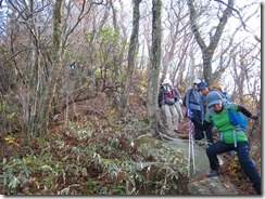 22雷山頂上直下の急な下り