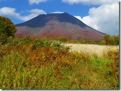 3-17車中からの岩木山、下の方は紅葉