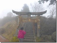 1-26この鳥居から階段を上がると山頂です