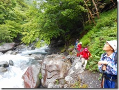 5-04沢沿いに下山です